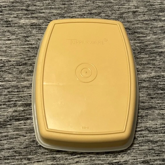 Vintage Tupperware Snack Container - Picture 3 of 4